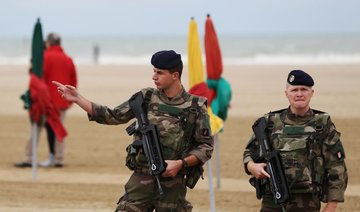 Knife-wielding man attacks soldier in Paris