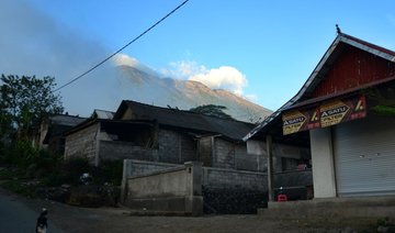 Indonesia: Tens of thousands flee rumbling Bali volcano