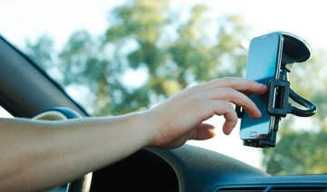 Drivers in Oman face fines, and points for using mobile phone holders in vehicles