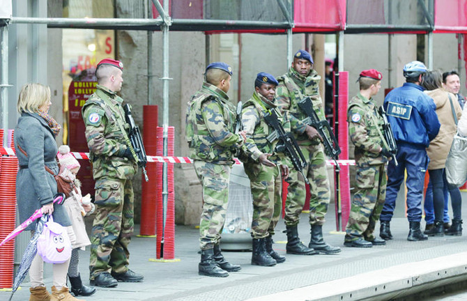 3 French soldiers attacked outside Jewish center