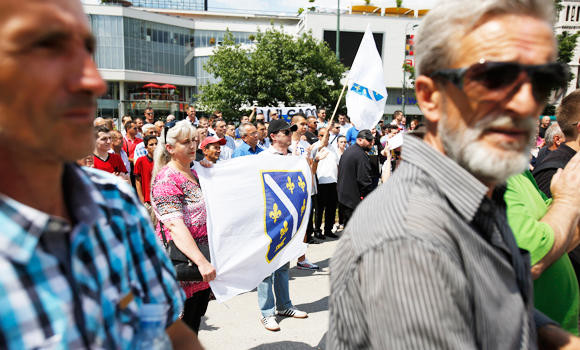 Bosnia asks Swiss to hand over wartime defender of Srebrenica