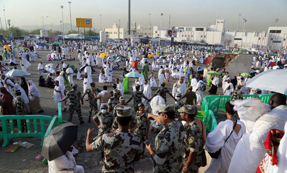 Haj violators caught trying to enter Mashair in female clothing