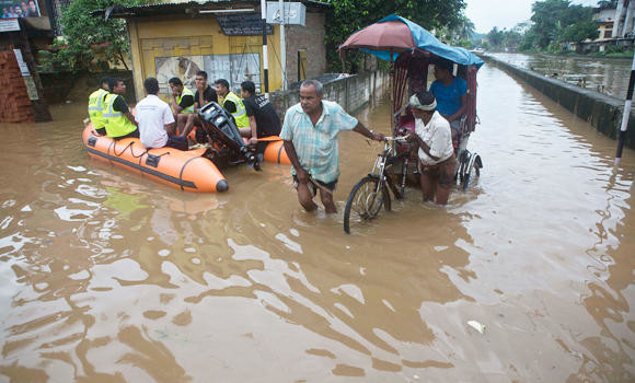 Crowded boat sinks in India river; dozens missing