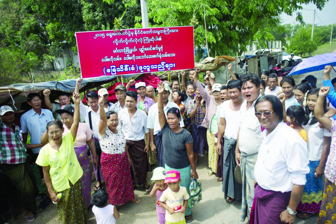 Suu Kyi sees hope in future as Myanmar gets civilian president in decades