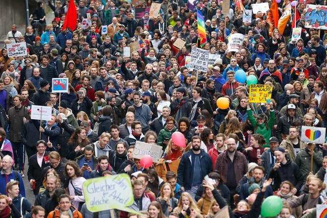 Clashes as German anti-immigration party AfD stages showdown