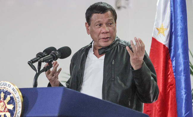 Philippine president imposes public smoking ban