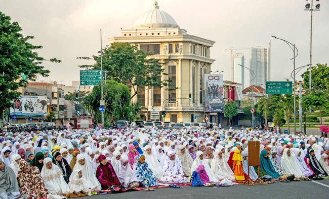 Muslims pray for peace during Eid Al-Fitr