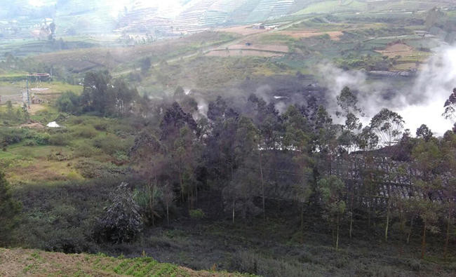 8 dead as Indonesian aid helicopter crashes near erupting volcano