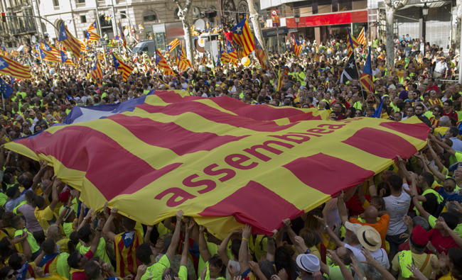 Spain threatens to arrest over 700 Catalan pro-referendum mayors