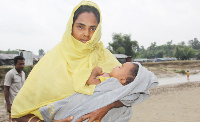 Thousands of Rohingya fight for survival at Bangladesh border