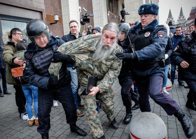 Russian police detain over 400 at anti-Putin protests, say monitors