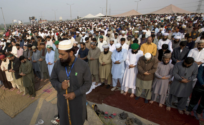 Pakistan blocks off roads into capital as blasphemy law supporters stage sit-in