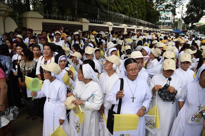 Pope holds landmark mass for Myanmar Catholics