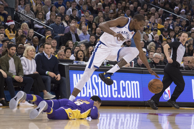 Durant leads Warriors past Lakers for 11th straight win