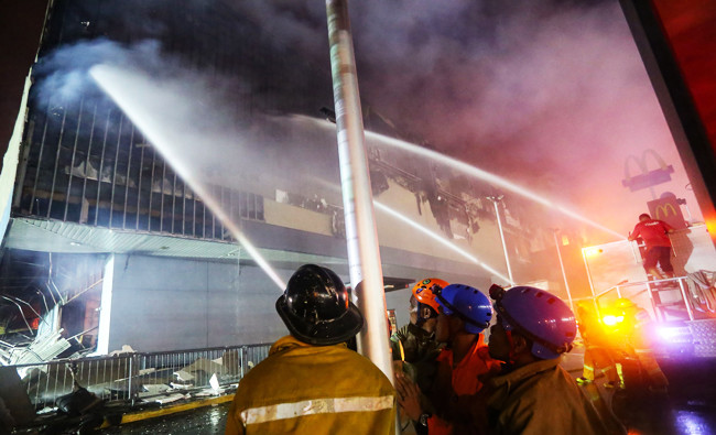 Dozens feared dead in Philippine mall inferno