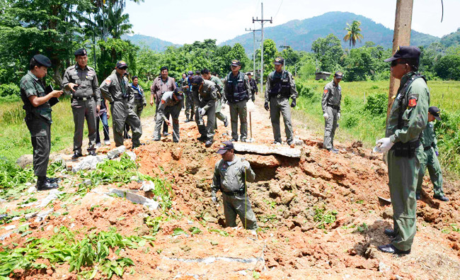 Bomb in market in Thailand’s south kills 3, wounds 18-security official