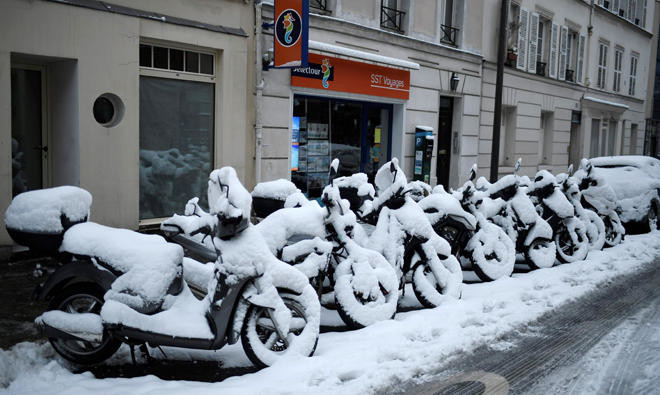 Heavy snow paralyzes Paris causing misery for commuters