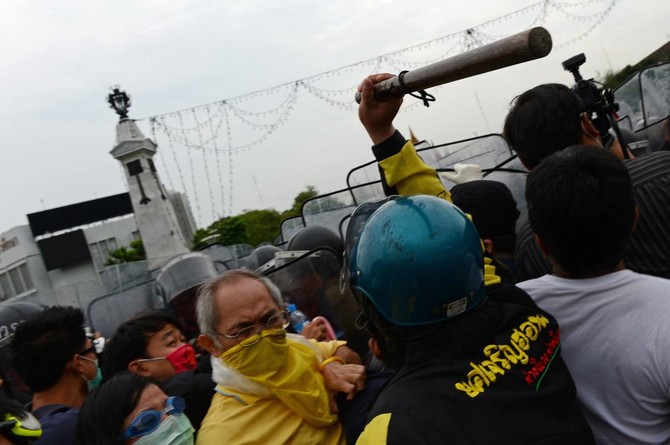 Thai protesters urge military rulers to give up power