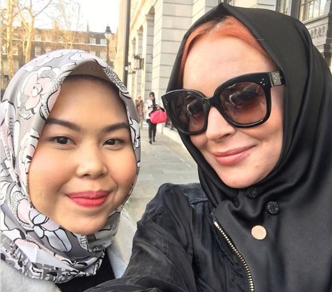 Lindsay Lohan sports halal make-up, hijab at London Modest Fashion Week