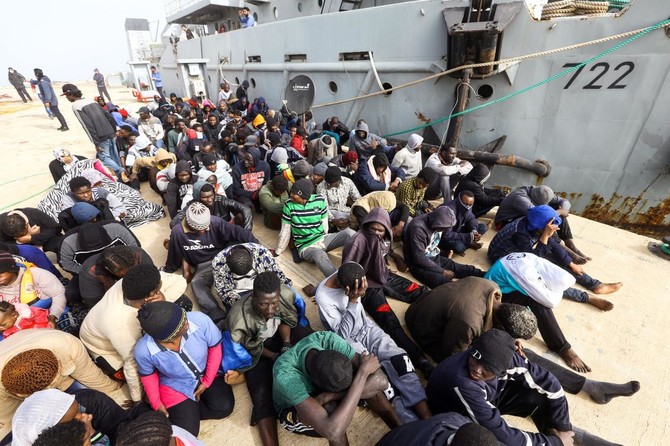 Hundreds of migrants picked up between Libya and Italy